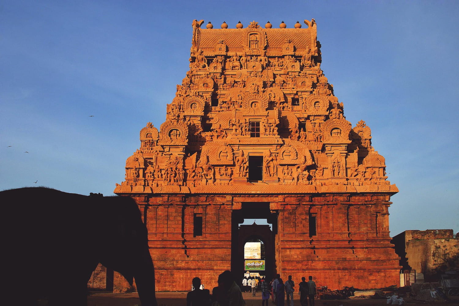 View of brihadeeswarar temple against sky